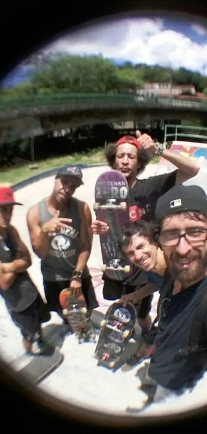 Ravenga e os amigos do skate no começo do projeto