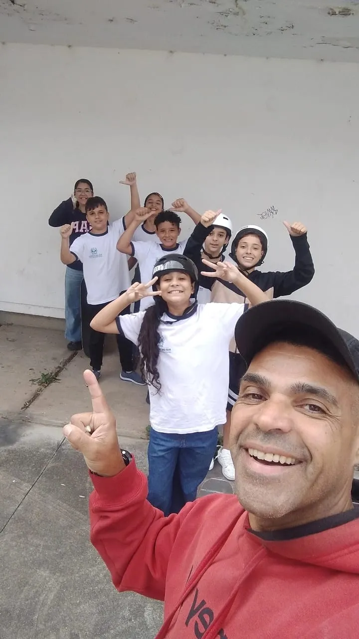 Alunos comemorando a aula de skate