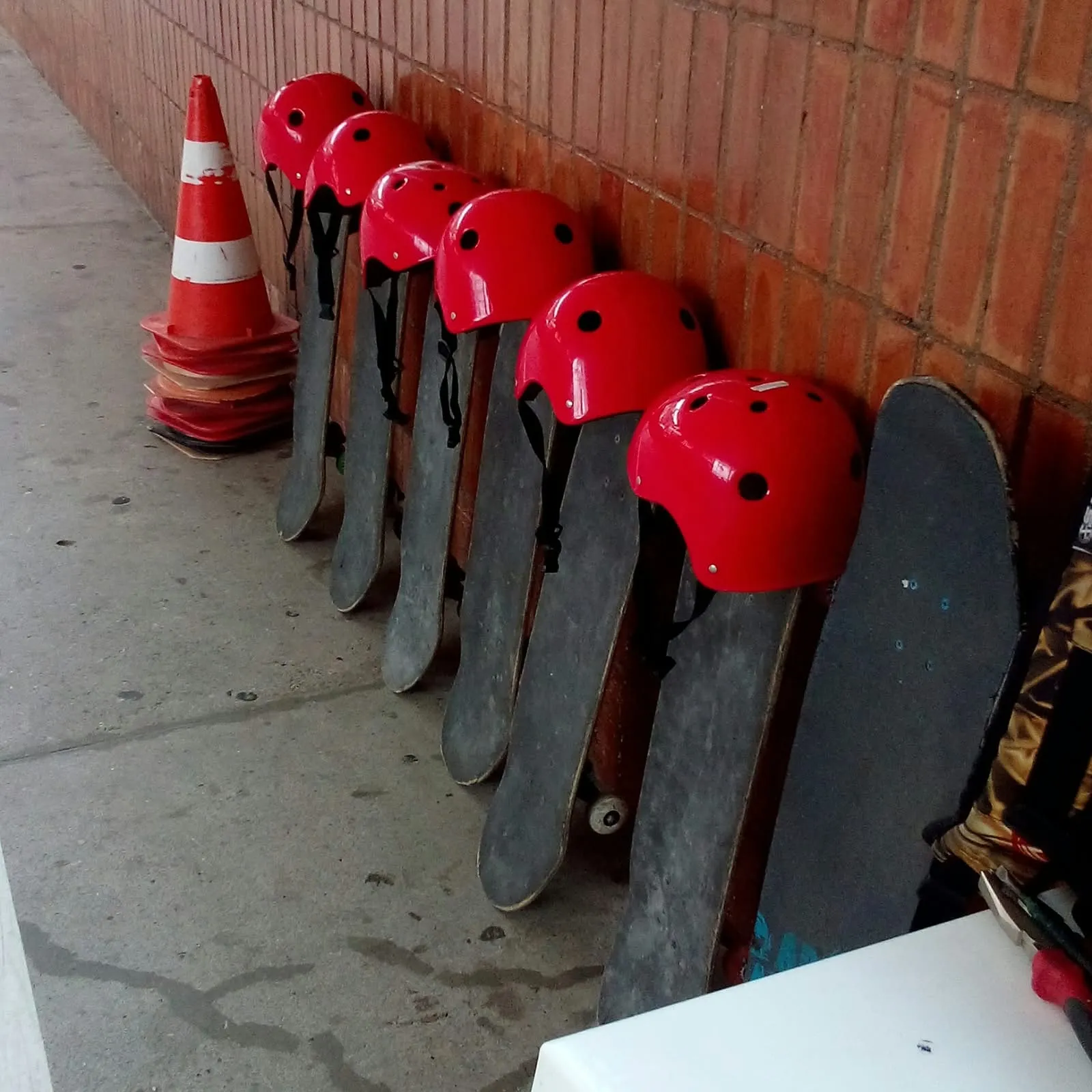 Capacetes e skates organizados para a aula