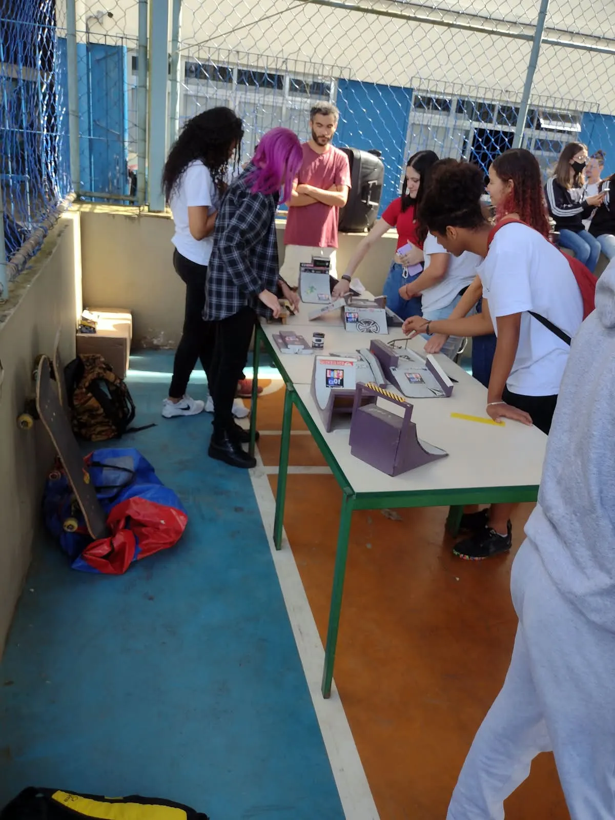 Alunos reunidos com maquetes de pista