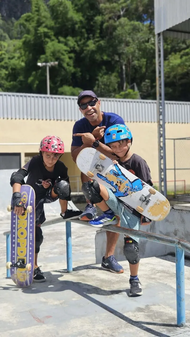 Ravenga e alunos na pista